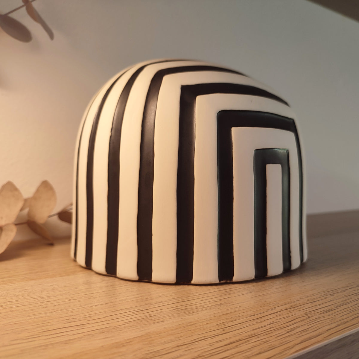 Vaso Black & White, in ceramica, su ripiano in legno, dettaglio righe nere, BECCA