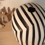 Vaso black & White, in ceramica, stile artigianale, dettaglio foro per fiori, BECCA