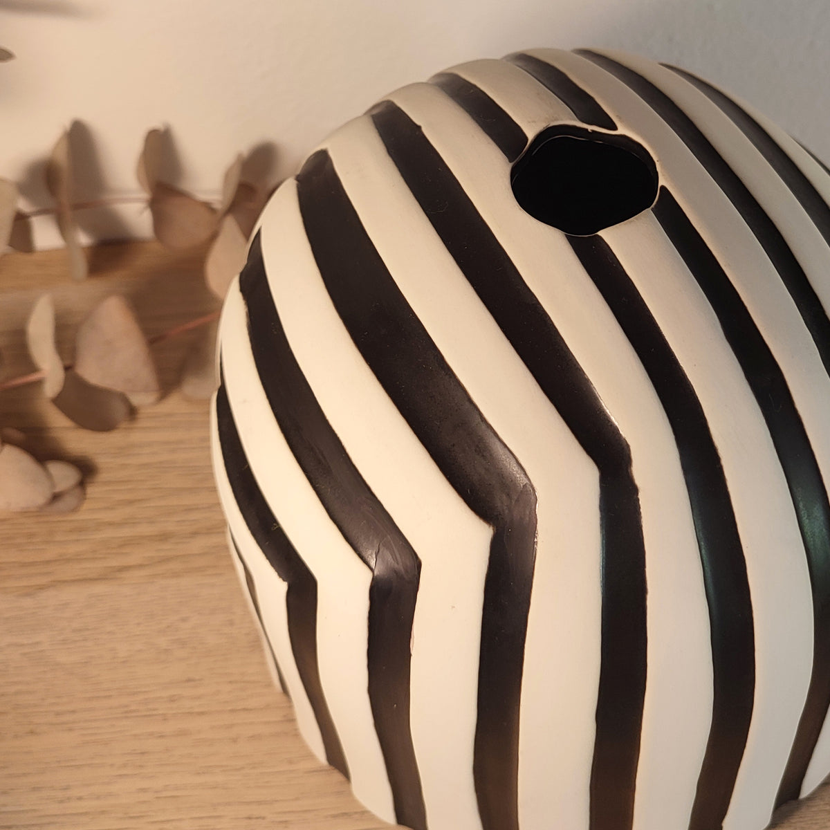 Vaso black & White, in ceramica, stile artigianale, dettaglio foro per fiori, BECCA