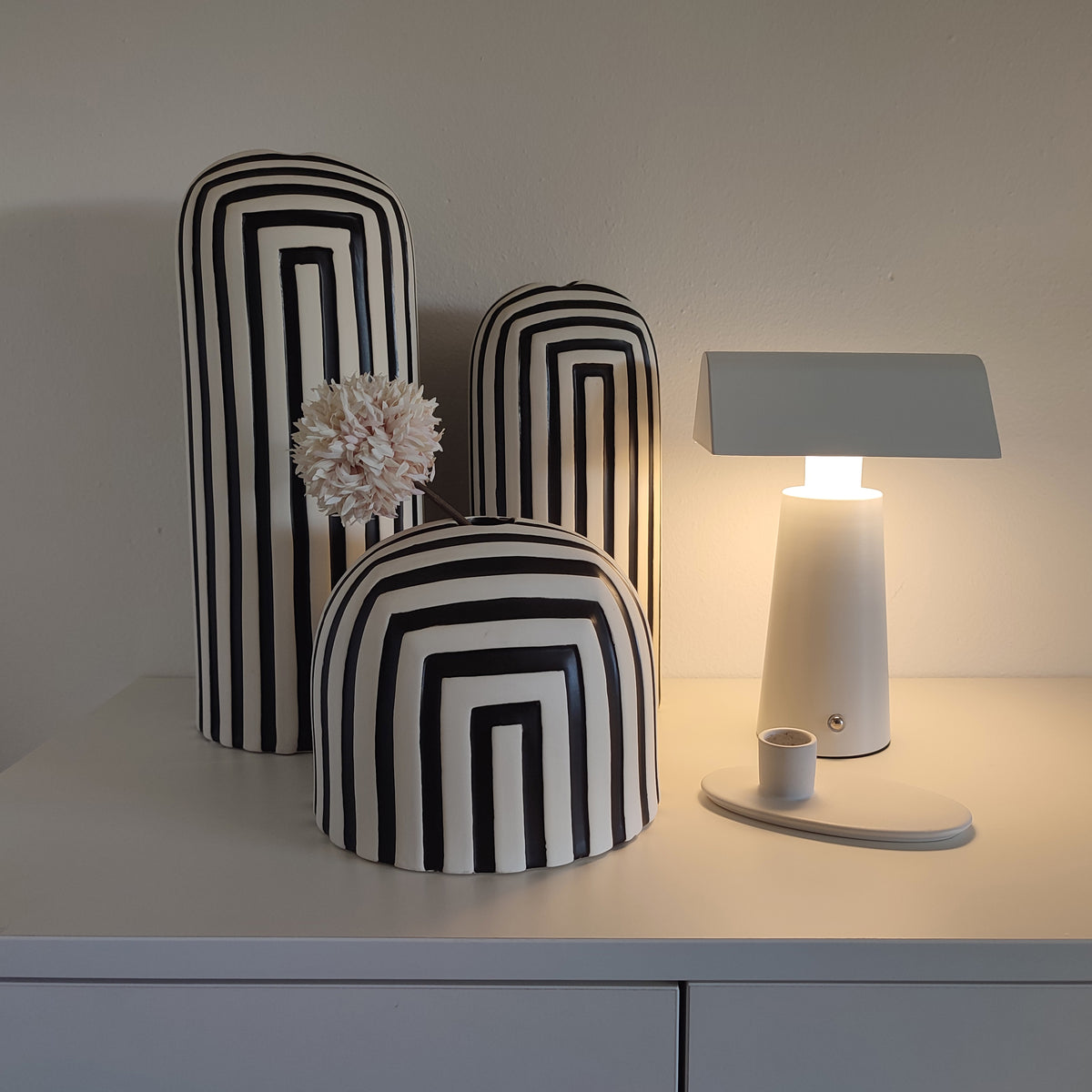 Vasi in ceramica opaca, serie Black&White, stile artigianale, su mobile chiaro con lampada e porta candela, BECCA