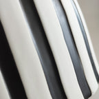 Vaso Black&White, dettaglio righe nere su bianco, BECCA