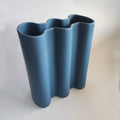 Vaso Onda, blu, in ceramica, vista dall'alto, sfondo bianco, BECCA