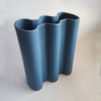 Vaso Onda, blu, in ceramica, vista dall'alto, sfondo bianco, BECCA