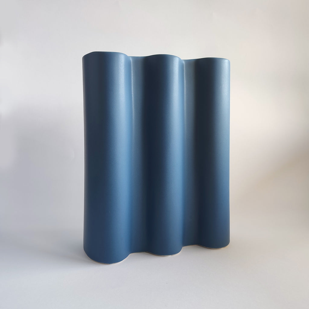 Vaso Onda, blu, vista frontale, linee ondulate, BECCA