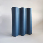 Vaso Onda, blu, vista frontale, linee ondulate, BECCA