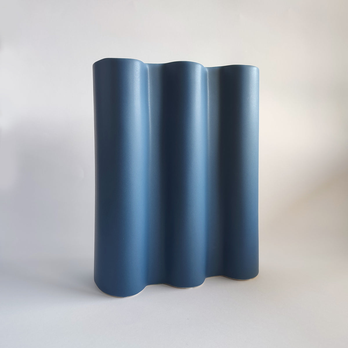 Vaso Onda, blu, vista frontale, linee ondulate, BECCA