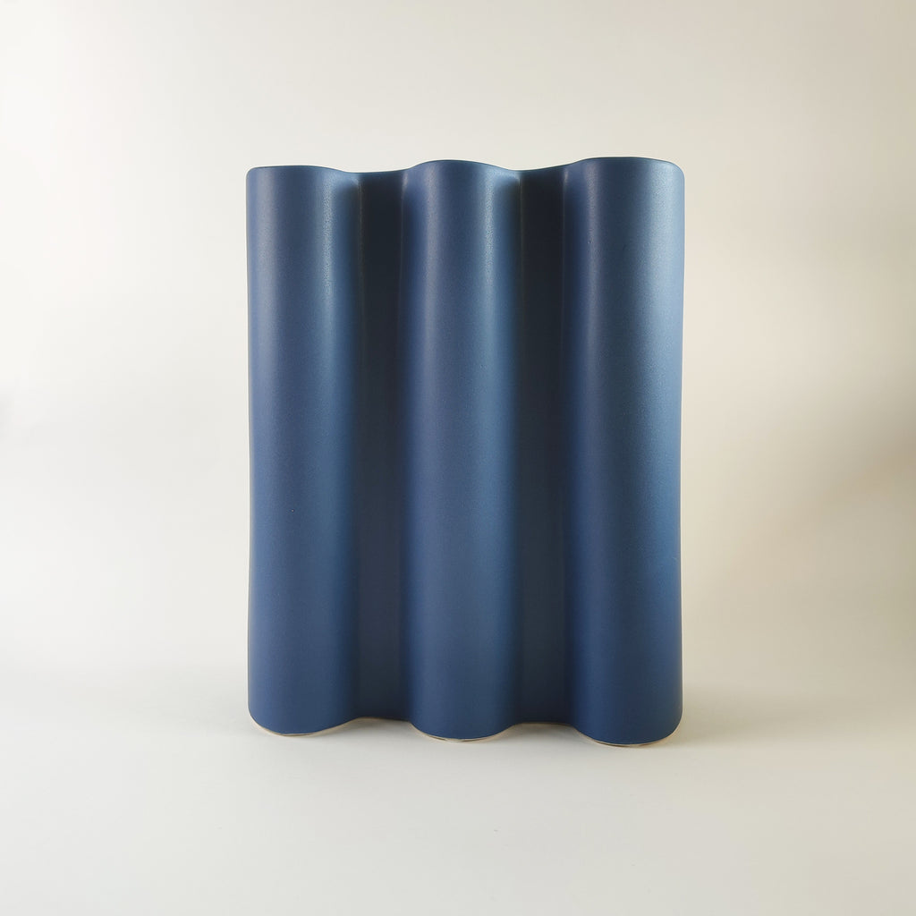 Vaso Onda, blu, in ceramica, vista frontale, linea ondulata, BECCA