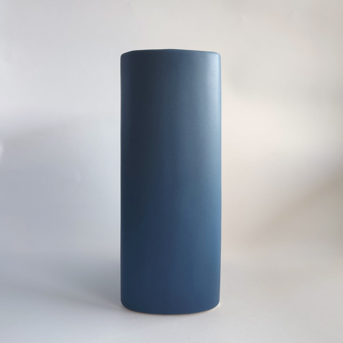 Vaso Onda, blu, in ceramica, vista laterale, BECCA