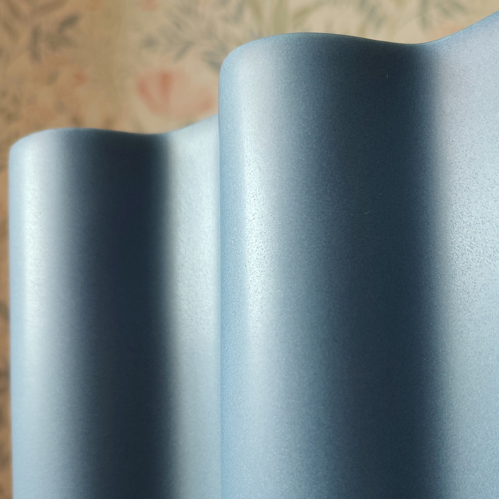 Vaso Onda, blu, dettaglio linee sinuose, BECCA