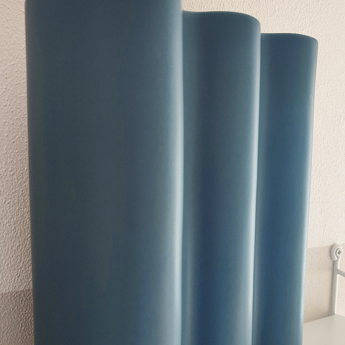 Vaso Onda, in ceramica blu, dettaglio linee ondulate, BECCA
