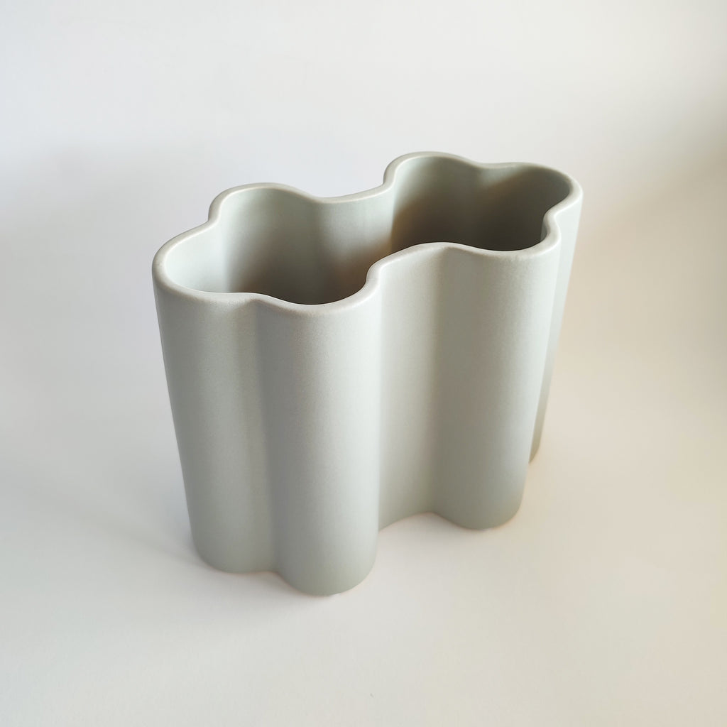 Vaso Onda, in ceramica, grigio, forma sinuosa, su sfondo bianco, BECCA