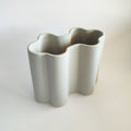 Vaso Onda, in ceramica, grigio, forma sinuosa, su sfondo bianco, BECCA