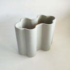 Vaso Onda, in ceramica, grigio, forma sinuosa, su sfondo bianco, BECCA