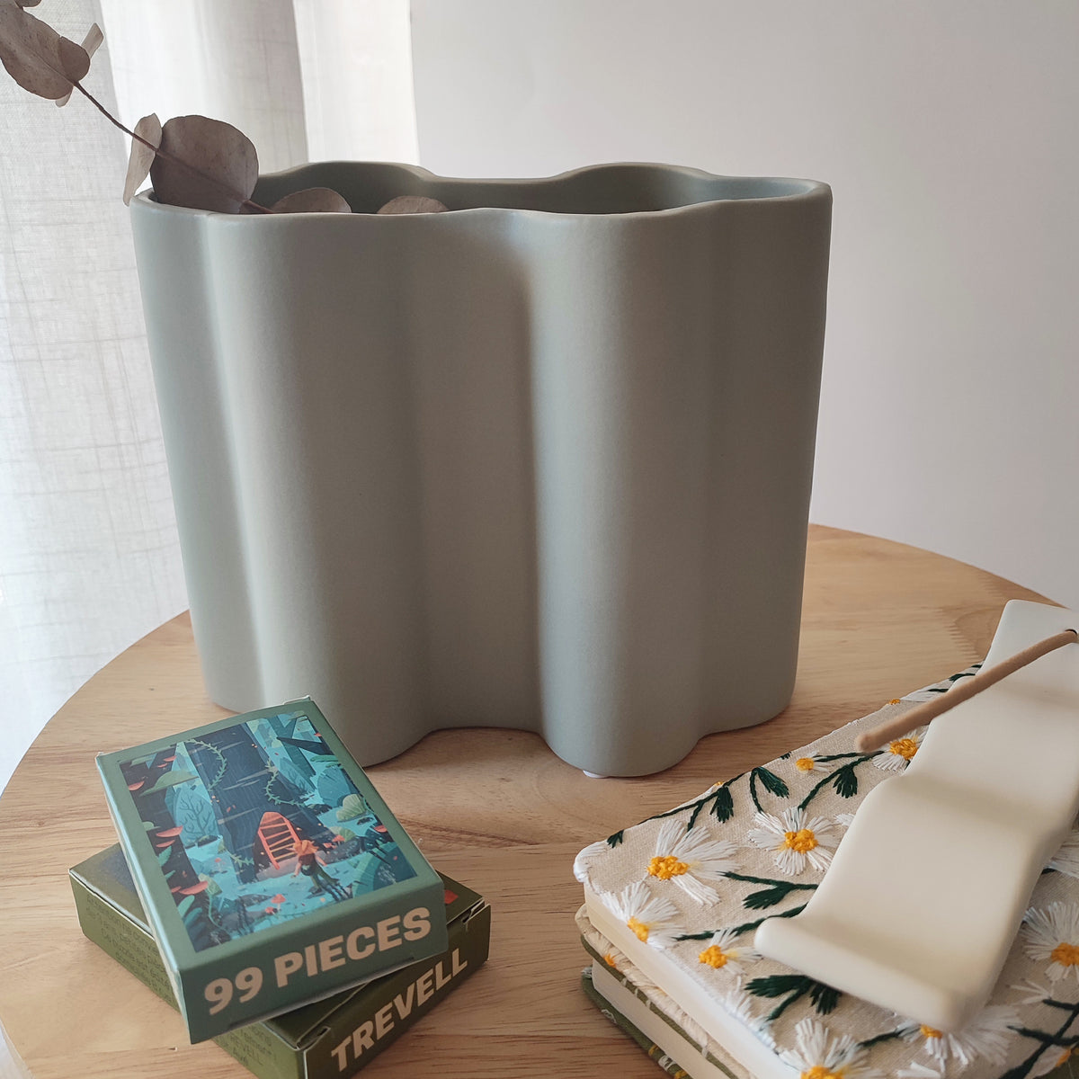 Vaso Onda, grigio, su tavolino in legno, con quaderno a fiori puzzle, incenso, BECCA