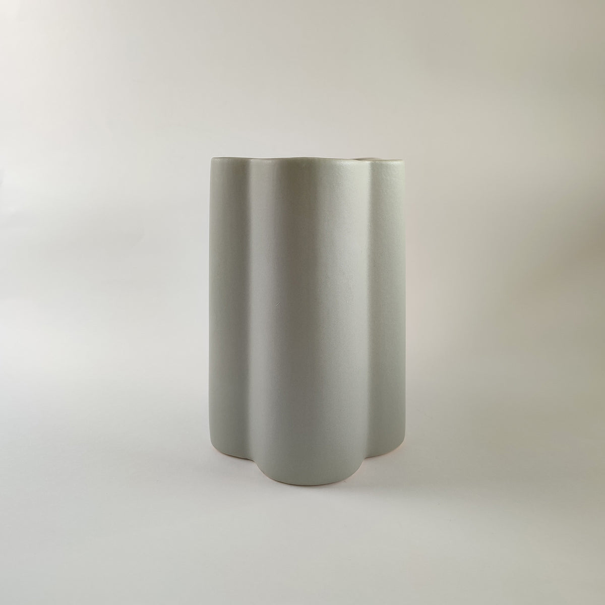 Vaso Onda, grigio, in ceramica, vista laterale, BECCA