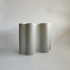 Vaso Onda grigio, in ceramica, vista frontale, linea ondulata, BECCA