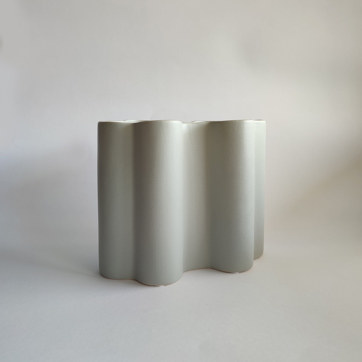 Vaso Onda grigio, in ceramica, vista frontale, linea ondulata, BECCA