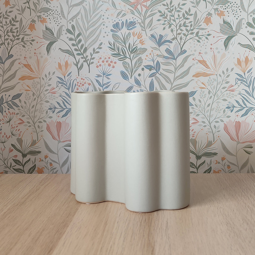 Vaso Onda grigio, in ceramica, su ripiano in legno, sfondo floreale, BECCA