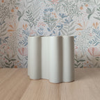 Vaso Onda grigio, in ceramica, su ripiano in legno, sfondo floreale, BECCA