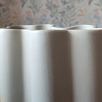 Vaso Onda grigio, dettaglio bordo superiore, BECCA