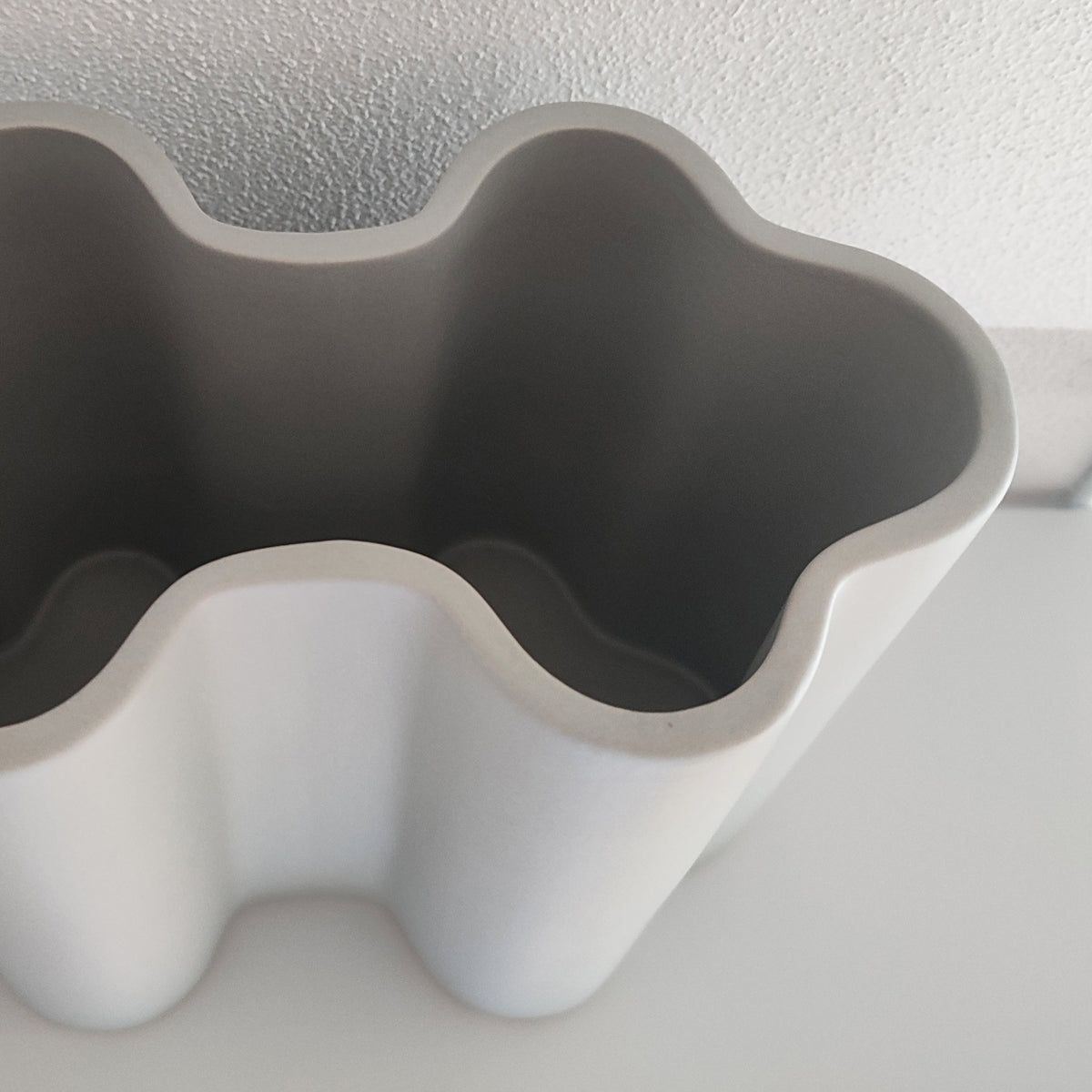 Vaso Onda, in ceramica, dettaglio apertura per fiori, BECCA