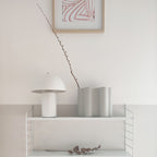Vaso Onda, grigio, su ripiano chiaro, con lampada bianca e quadro in legno, stile scandinavo, BECCA
