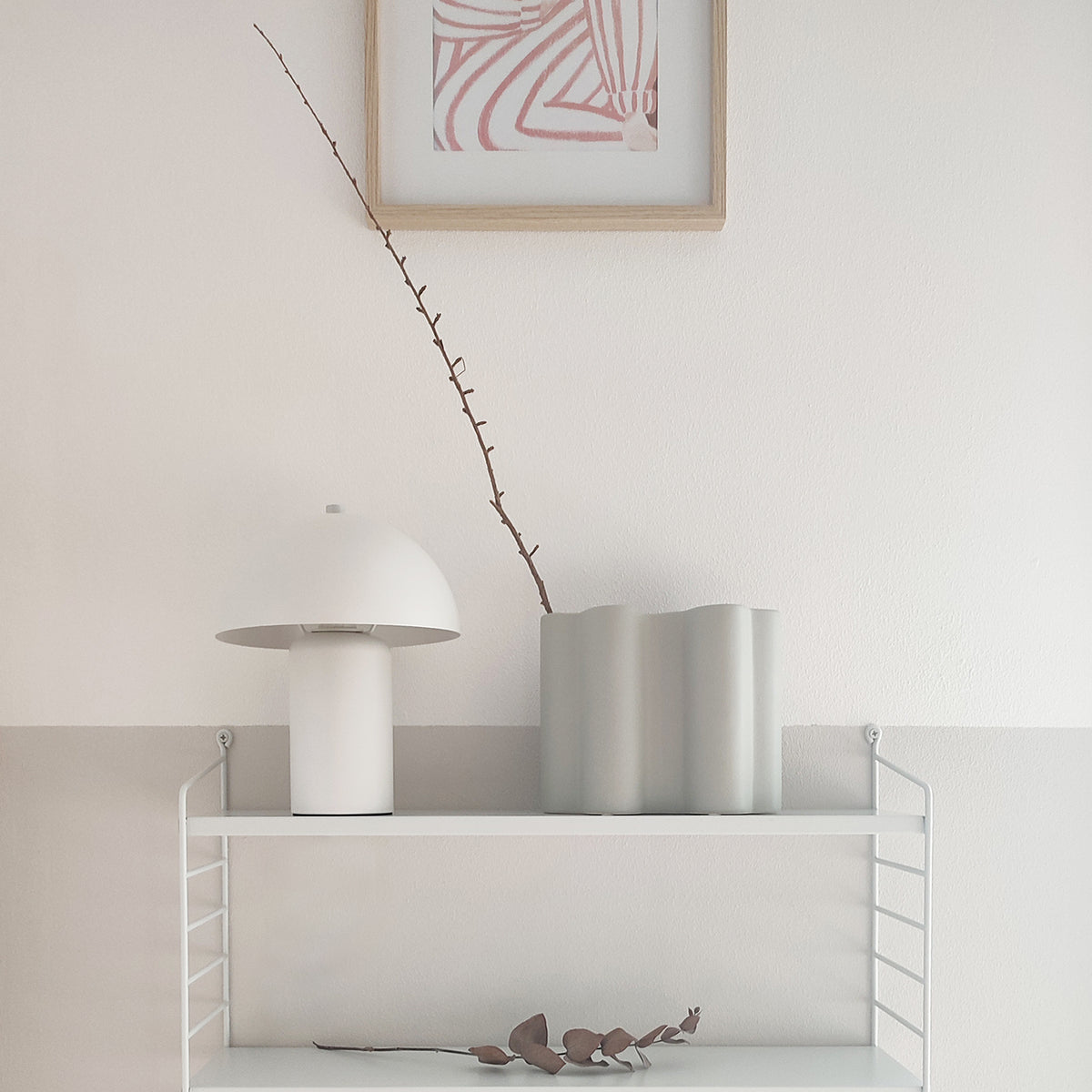 Vaso Onda, grigio, su ripiano chiaro, con lampada bianca e quadro in legno, stile scandinavo, BECCA