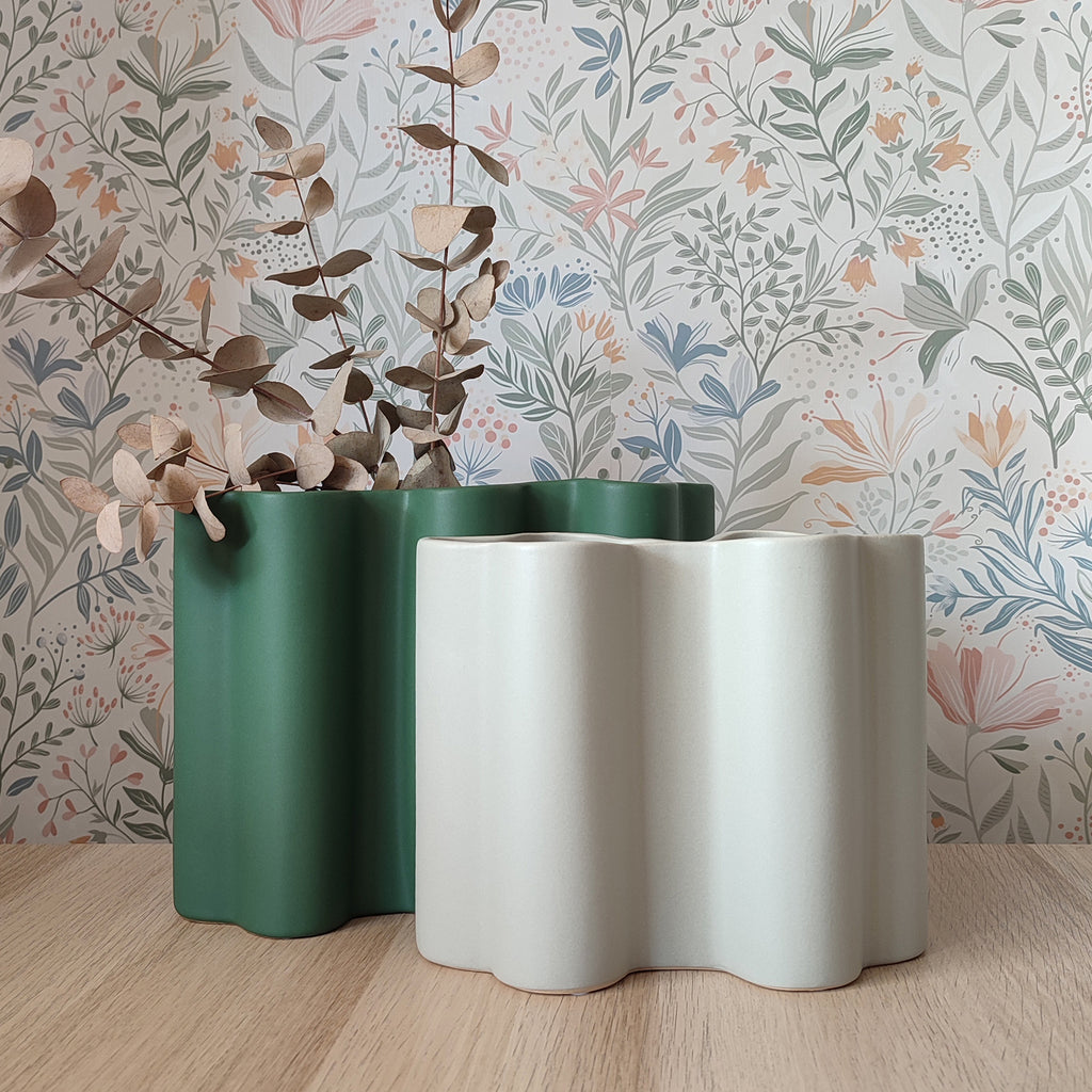 Vaso Onda, verde bosco e grigio, su ripiano in legno, sfondo floreale, BECCA