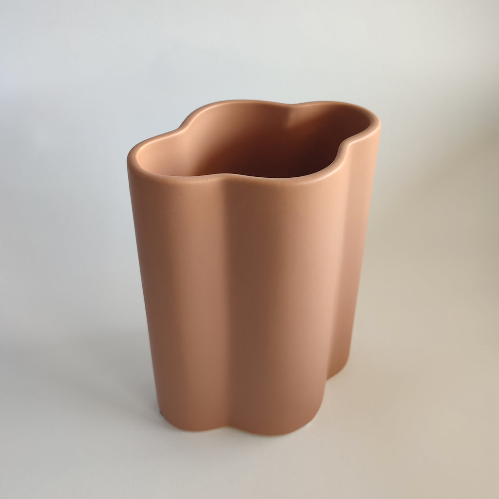 Vaso Onda, in ceramica, color terracotta, visto dall'alto, su sfondo bianco, BECCA
