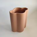 Vaso Onda, in ceramica, color terracotta, visto dall'alto, su sfondo bianco, BECCA