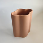 Vaso Onda, in ceramica, color terracotta, visto dall'alto, su sfondo bianco, BECCA
