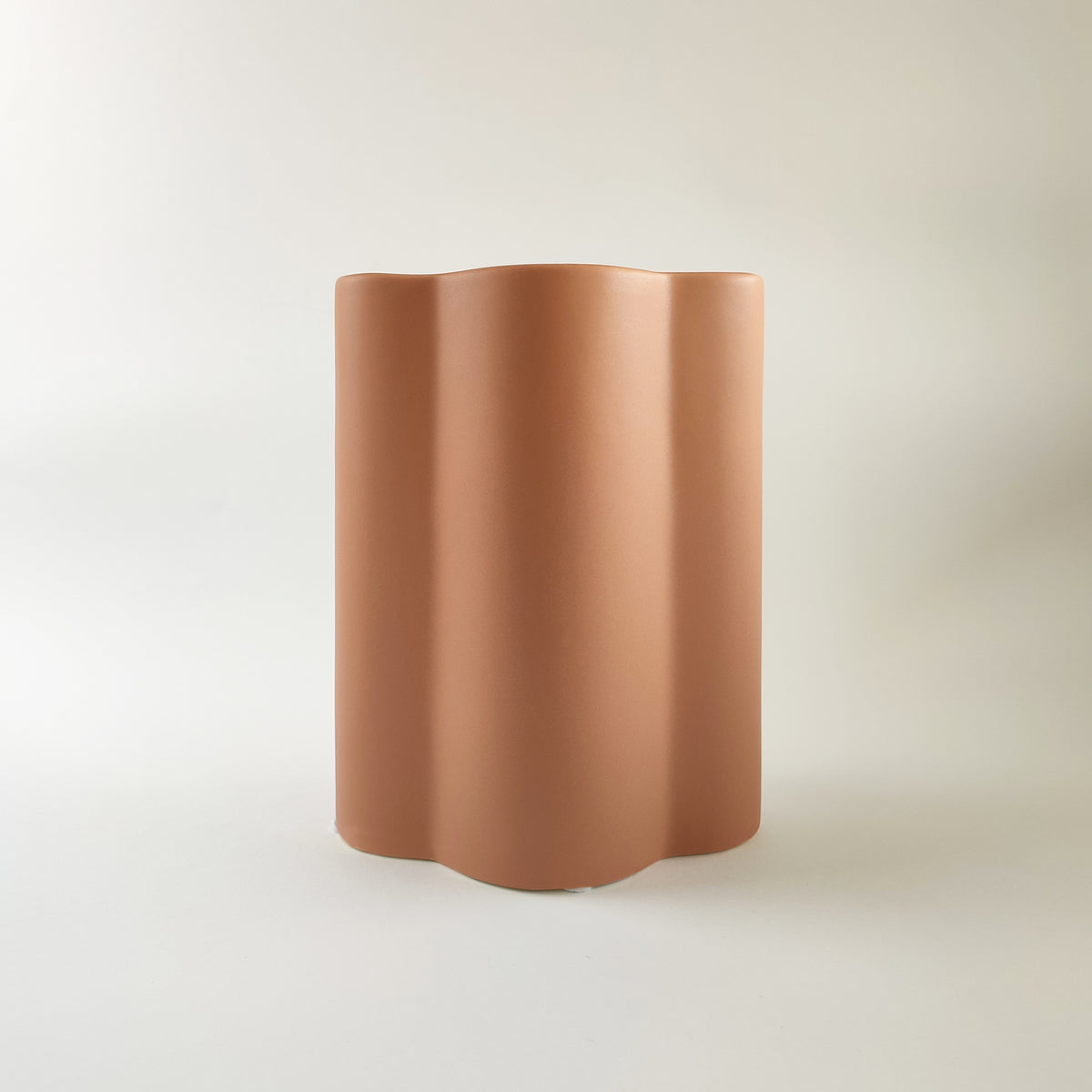 Vaso Onda, in ceramica, terracotta, vista frontale, BECCA