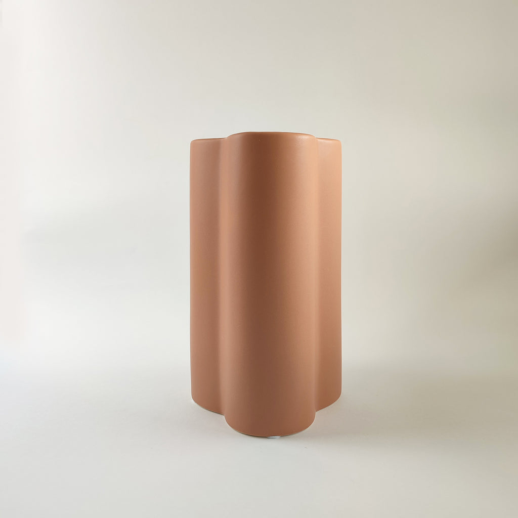 Vaso Onda, in ceramica,  color terracotta, vista laterale, forme ondulate, BECCA