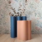 Vaso Onda, in ceramica, varianti blu e terracotta, su ripiano in legno, sfondo floreale, BECCA
