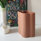 Vaso Onda, in ceramica, su mobile chiaro, con candela, libro fiori, BECCA