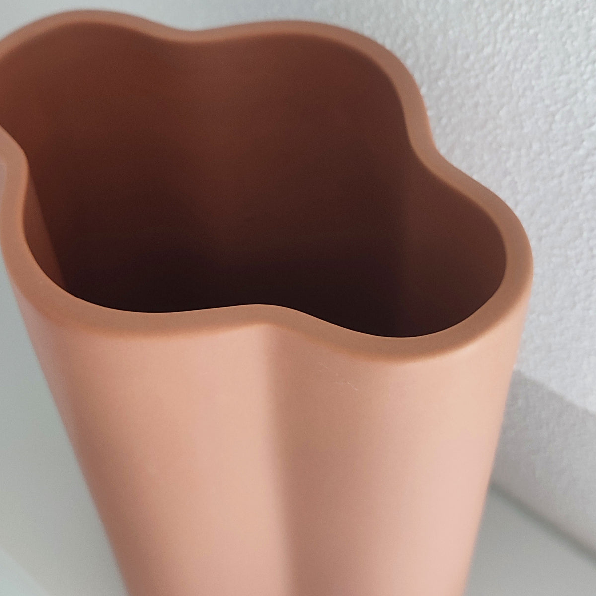 Vaso Onda, color terracotta, dettaglio apertura superiore per fiori, BECCA