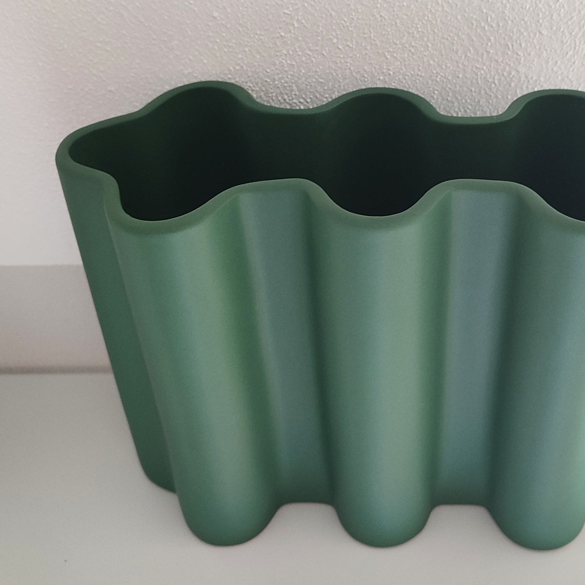 Vaso Onda, verde bosco, dettaglio apertura per fiori, BECCA