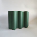 Vaso Onda, verde bosco, vista frontale, linee ondulate, BECCA