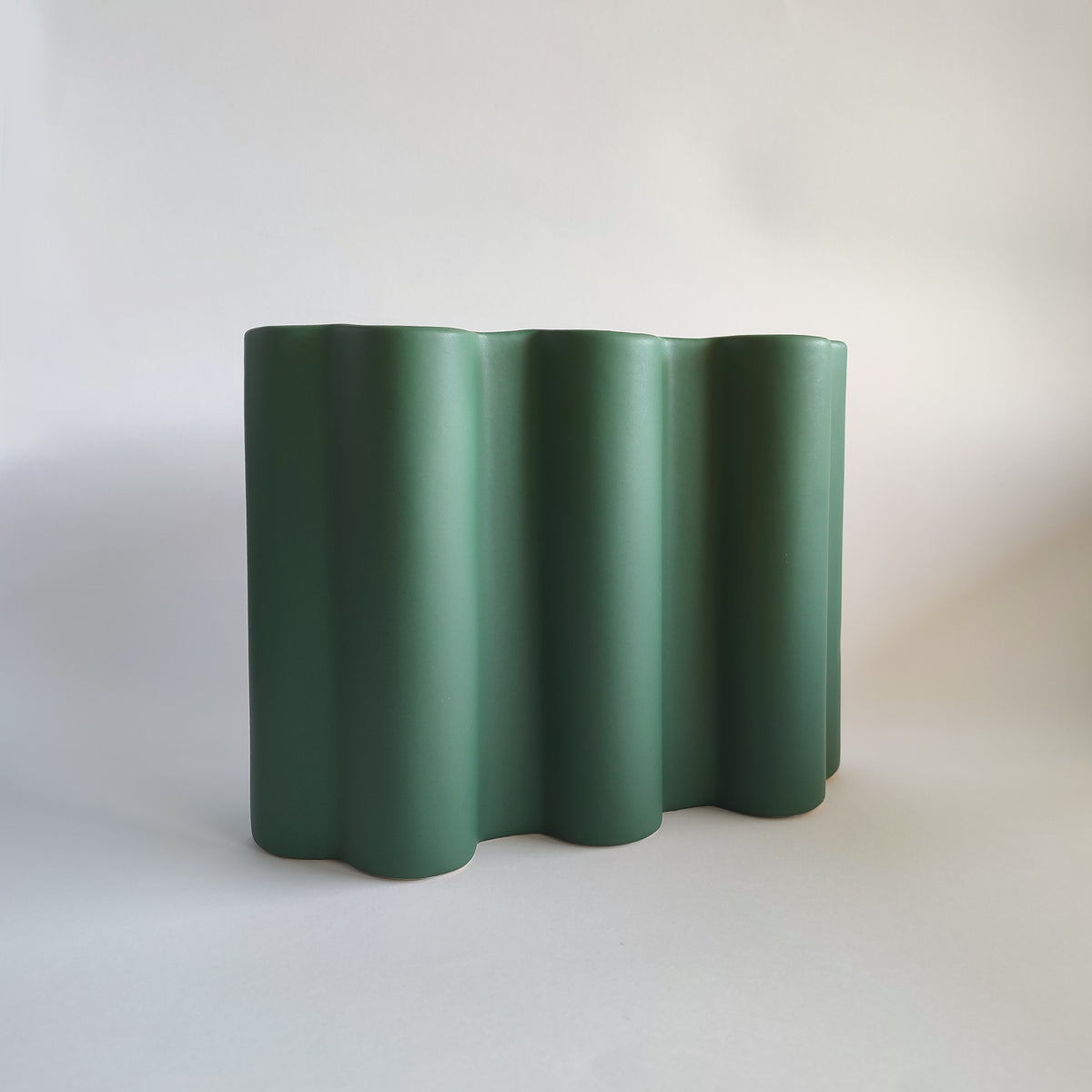 Vaso Onda, verde bosco, vista frontale, linee ondulate, BECCA