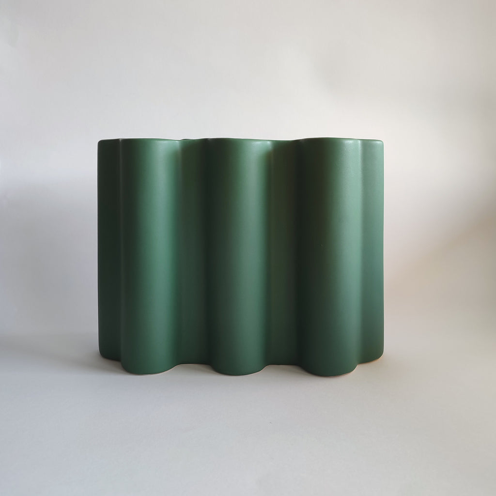 Vaso Onda, verde bosco, in ceramica, vista frontale, BECCA