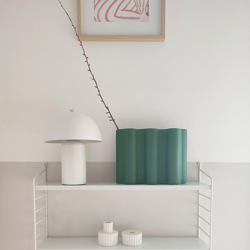 Vaso Onda, verde bosco, con ramo, su ripiani chiari, con lampada bianca, quadro in legno, stile minimal, BECCA