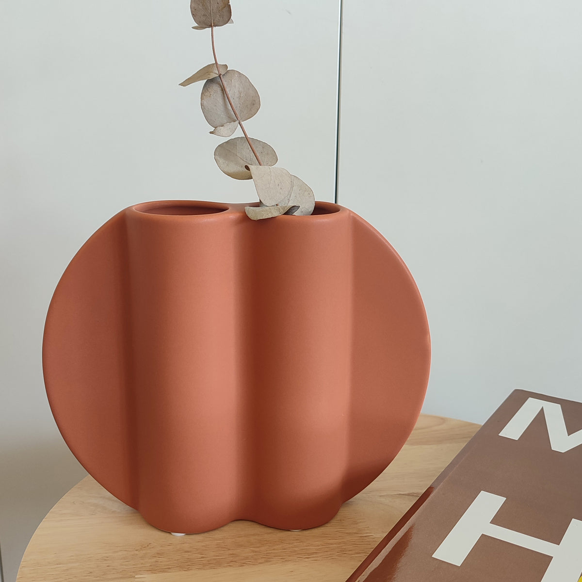 Vaso Too Pot, arancione, fiori secchi, su tavolino con libro, ceramica opaca, BECCA