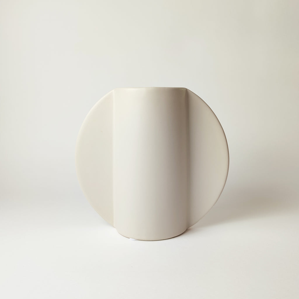 Vaso TOO POT bianco con forma circolare e manici laterali, vista frontale su sfondo bianco, BECCA