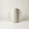 Vaso TOO POT bianco con forma circolare e manici laterali, vista frontale su sfondo bianco, BECCA