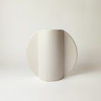 Vaso TOO POT bianco con forma circolare e manici laterali, vista frontale su sfondo bianco, BECCA