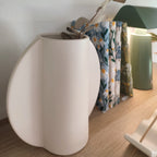 Vaso TOO POT bianco in contesto libreria in legno con libri e oggetti decorativi, BECCA