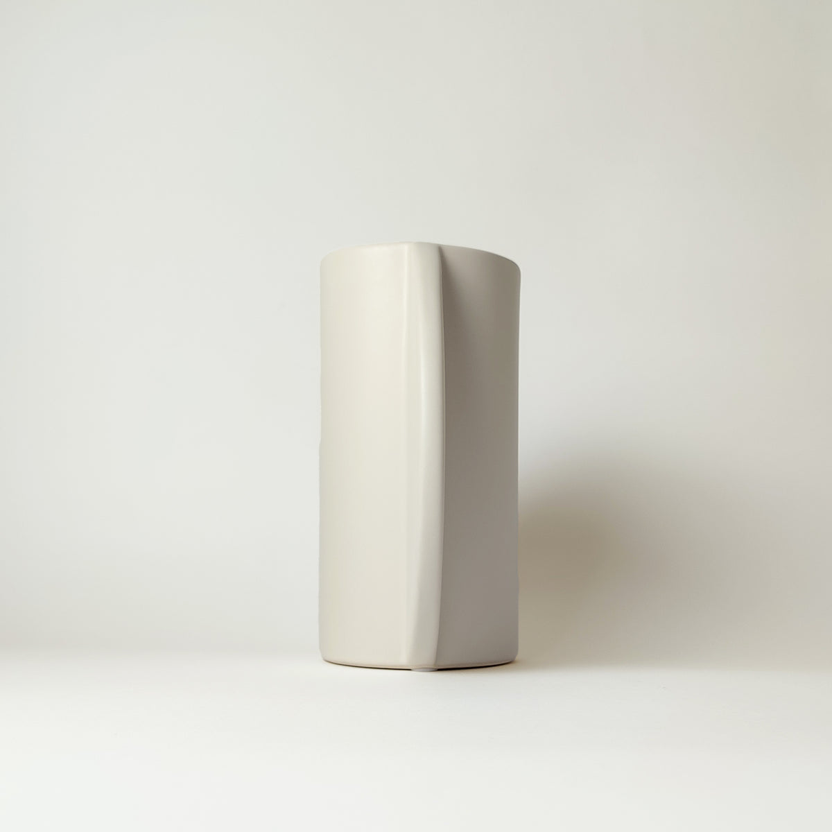 Vaso TOO POT bianco con fiori secchi, vista laterale su piano in legno chiaro, BECCA