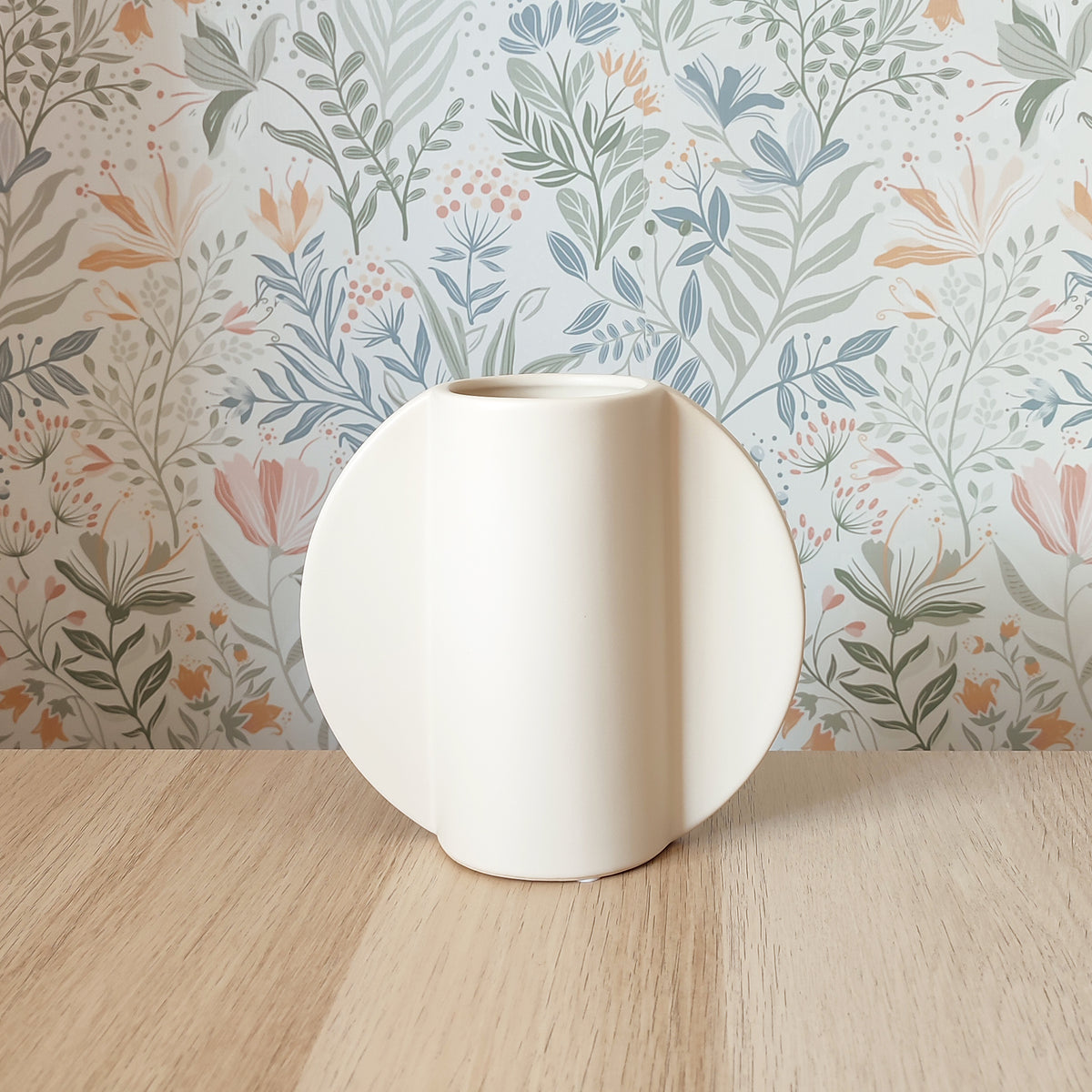 Vaso TOO POT bianco su piano in legno con carta da parati botanica floreale, BECCA