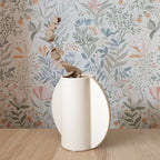 Vaso TOO POT bianco con ramo di eucalipto secco su sfondo carta da parati botanica, BECCA