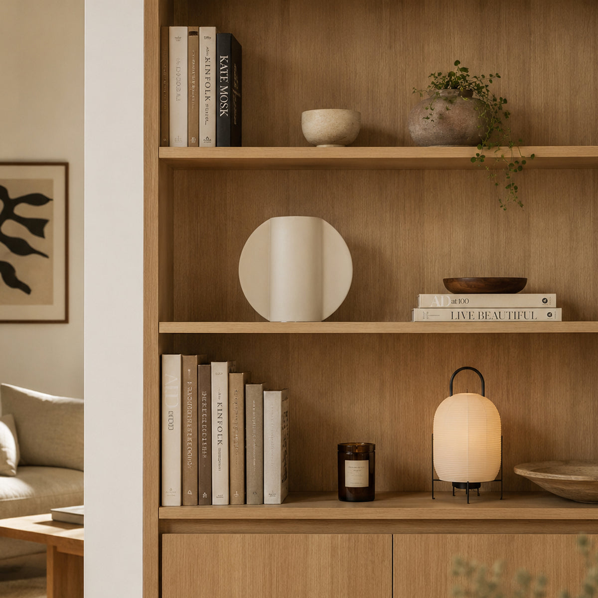 Vaso TOO POT bianco su scaffale libreria in legno naturale con decorazioni minimal, BECCA